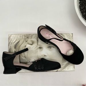 Nina Kids
Girls Papillon black satin dress shoes size 13.5M